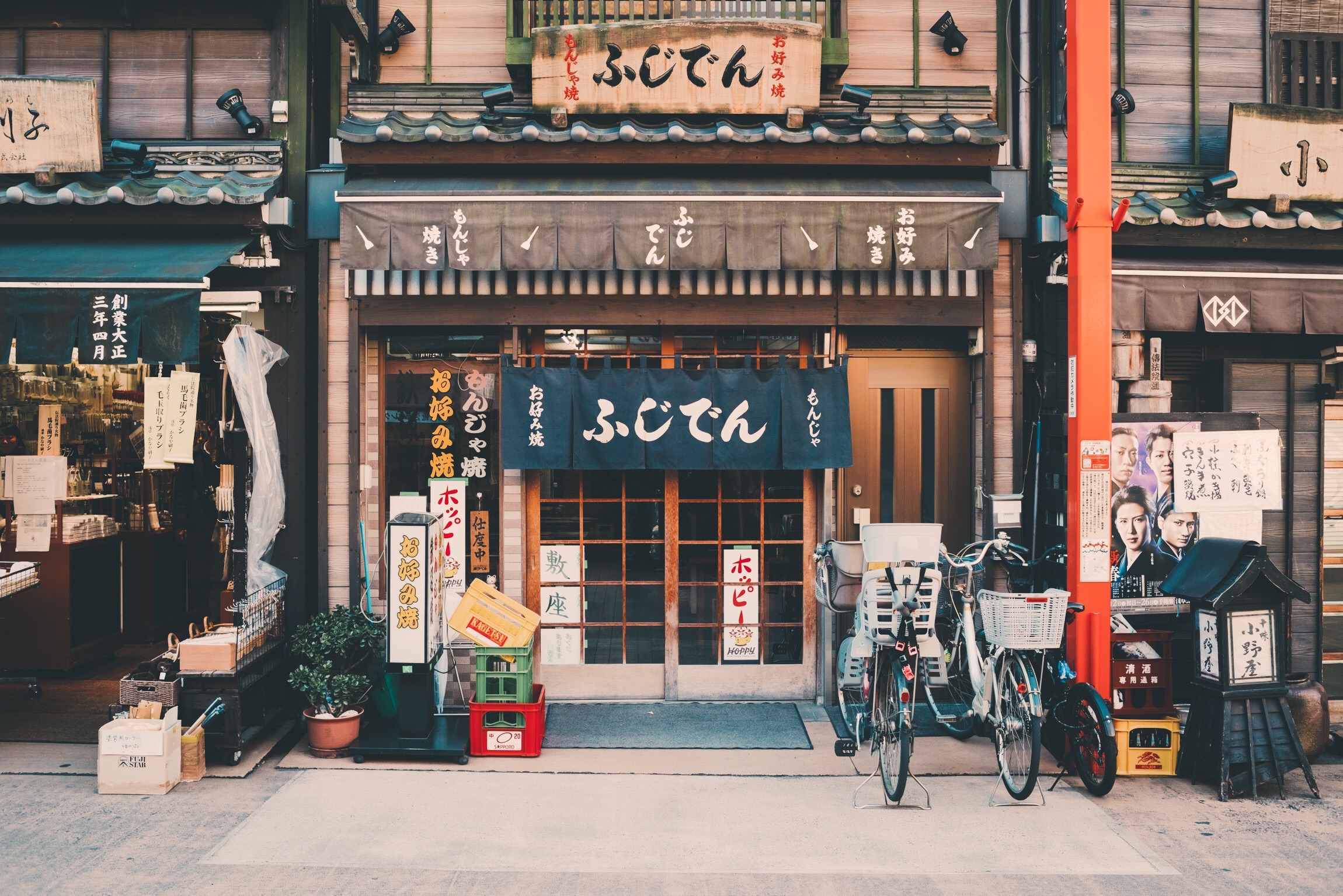 road-street-town-restaurant-city-downtown-186209-pxhere.com